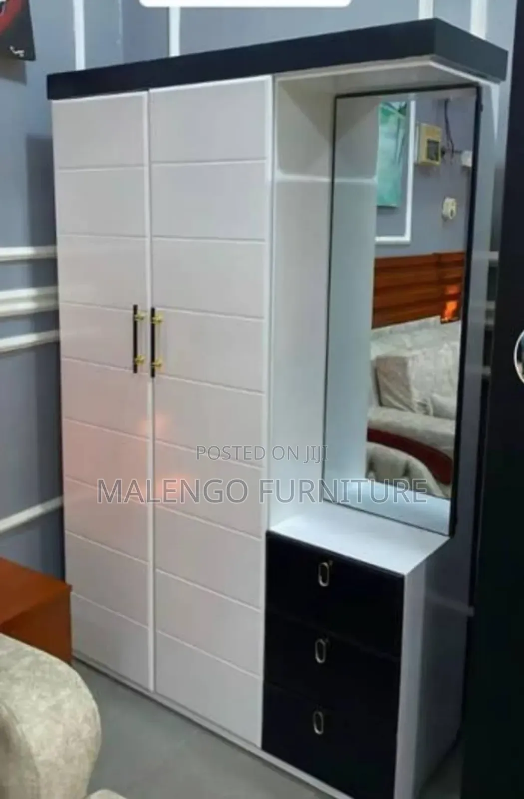 Kabati Milango Mitatu Na Sehemu Ya Dressing Table