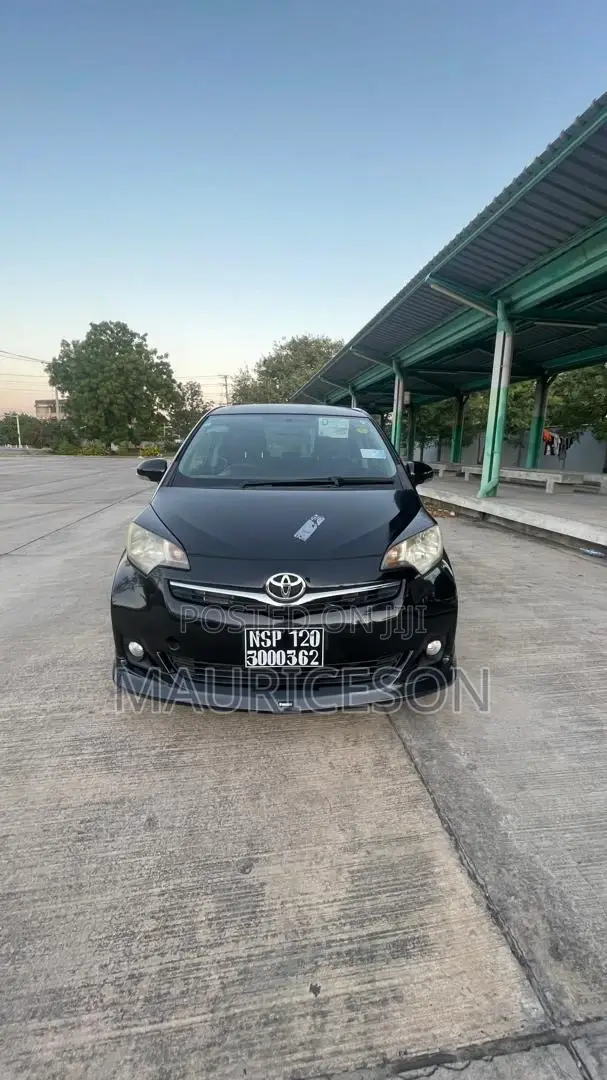 Toyota Ractis 1.3 FWD 2012 Black