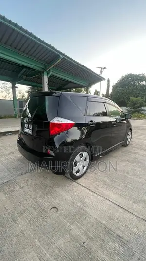 Toyota Ractis 1.3 FWD 2012 Black