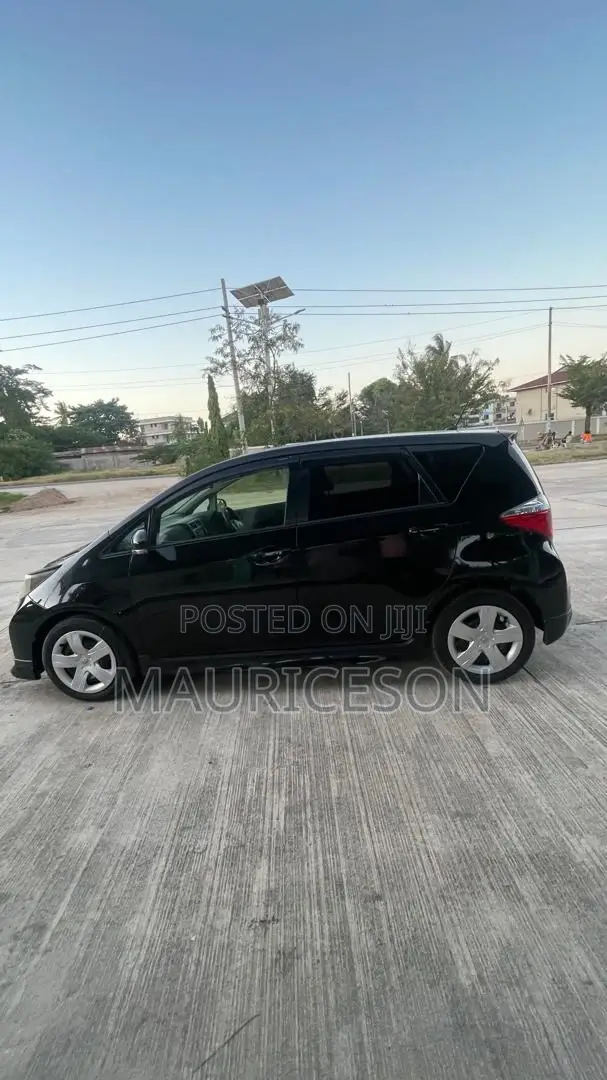 Toyota Ractis 1.3 FWD 2012 Black