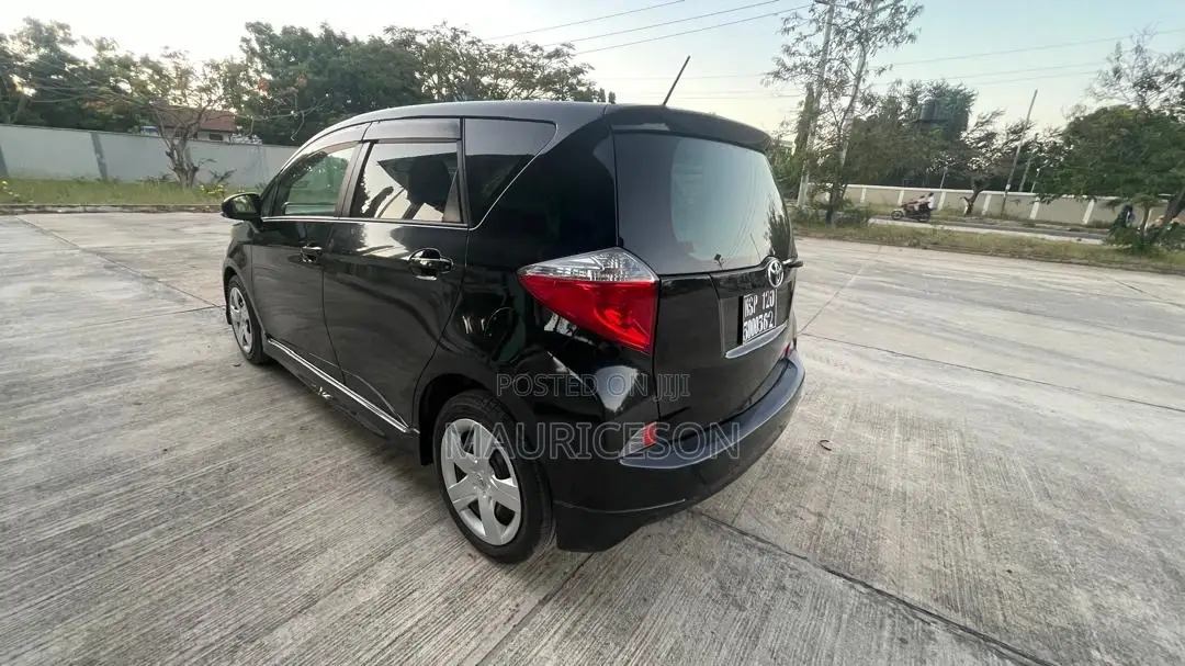 Toyota Ractis 1.3 FWD 2012 Black