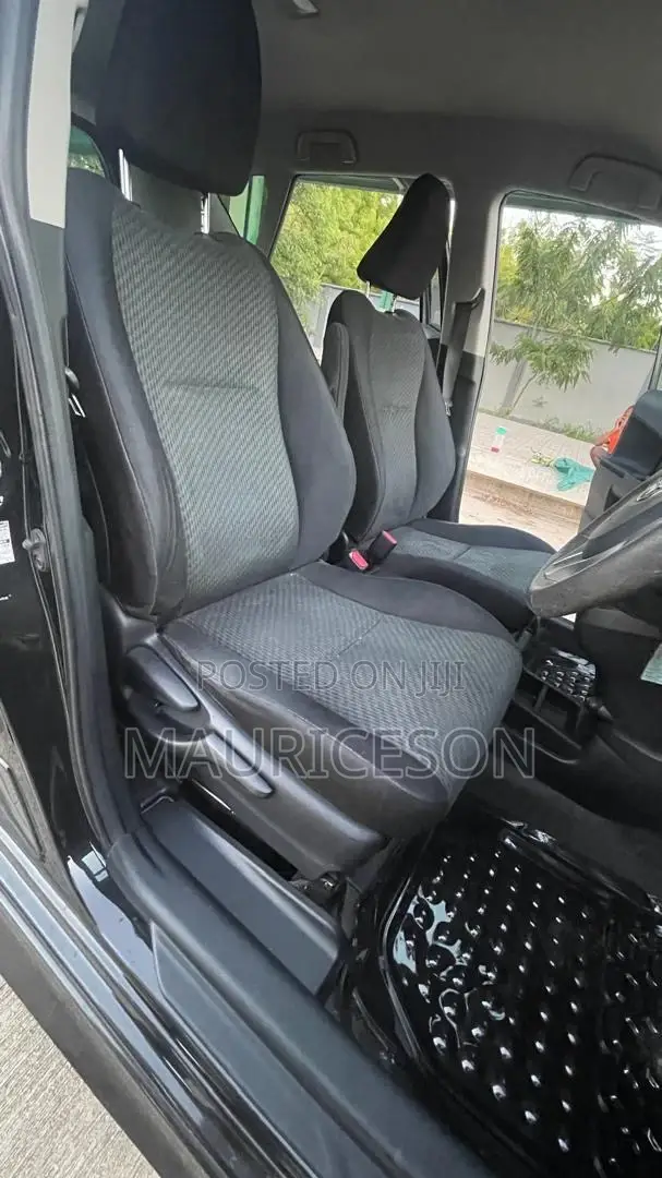 Toyota Ractis 1.3 FWD 2012 Black
