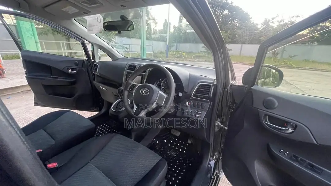 Toyota Ractis 1.3 FWD 2012 Black