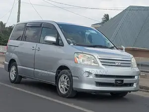 Toyota Noah 2.0 AWD (8 Seater) 2006 Silver