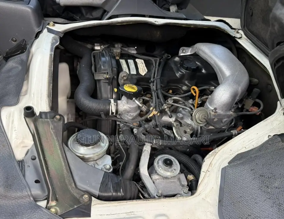Toyota HiAce 2000 White