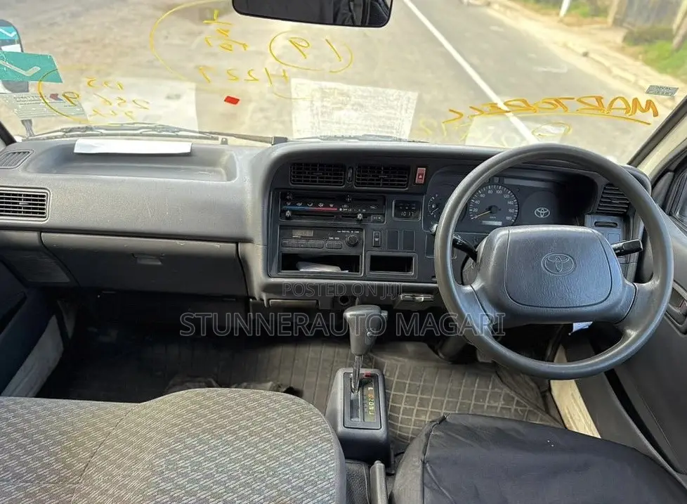Toyota HiAce 2000 White