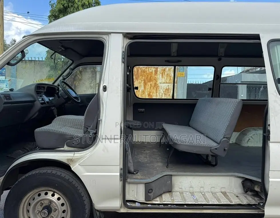 Toyota HiAce 2000 White