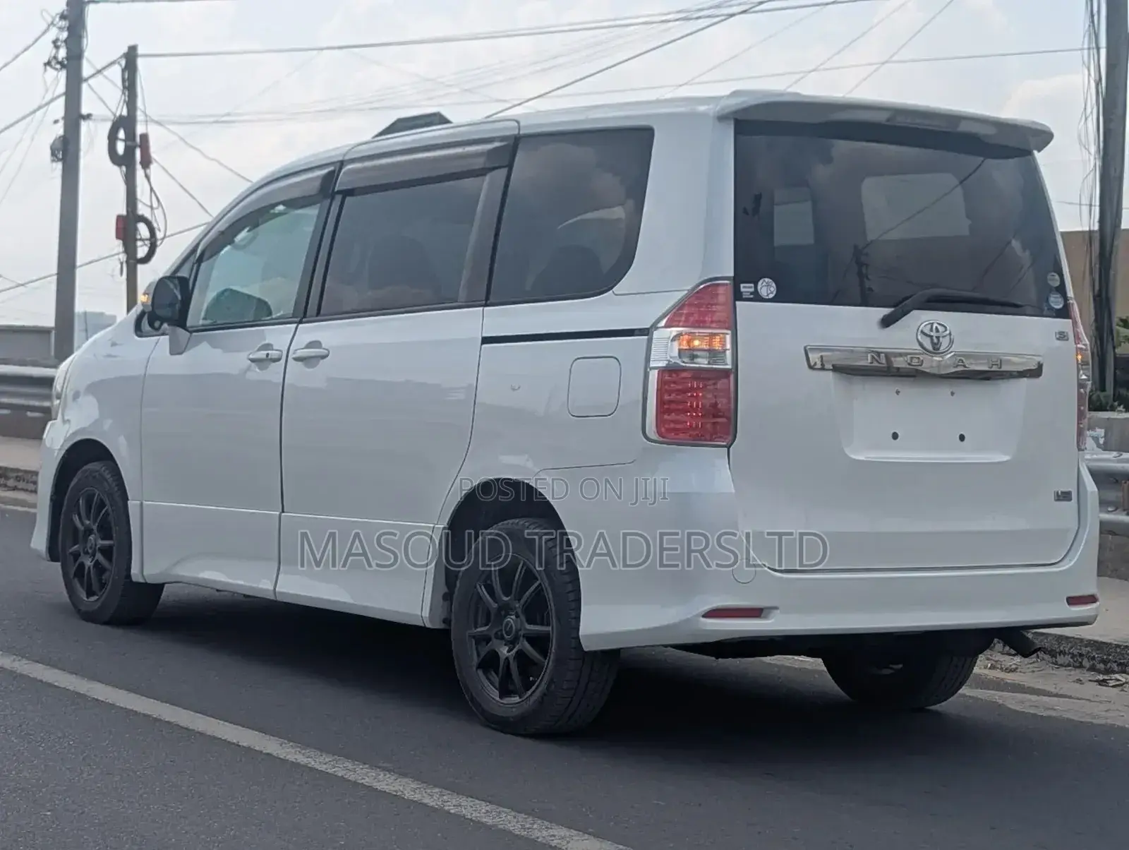 Toyota Noah 2.0 158hp AWD (7 Seater) 2012 White