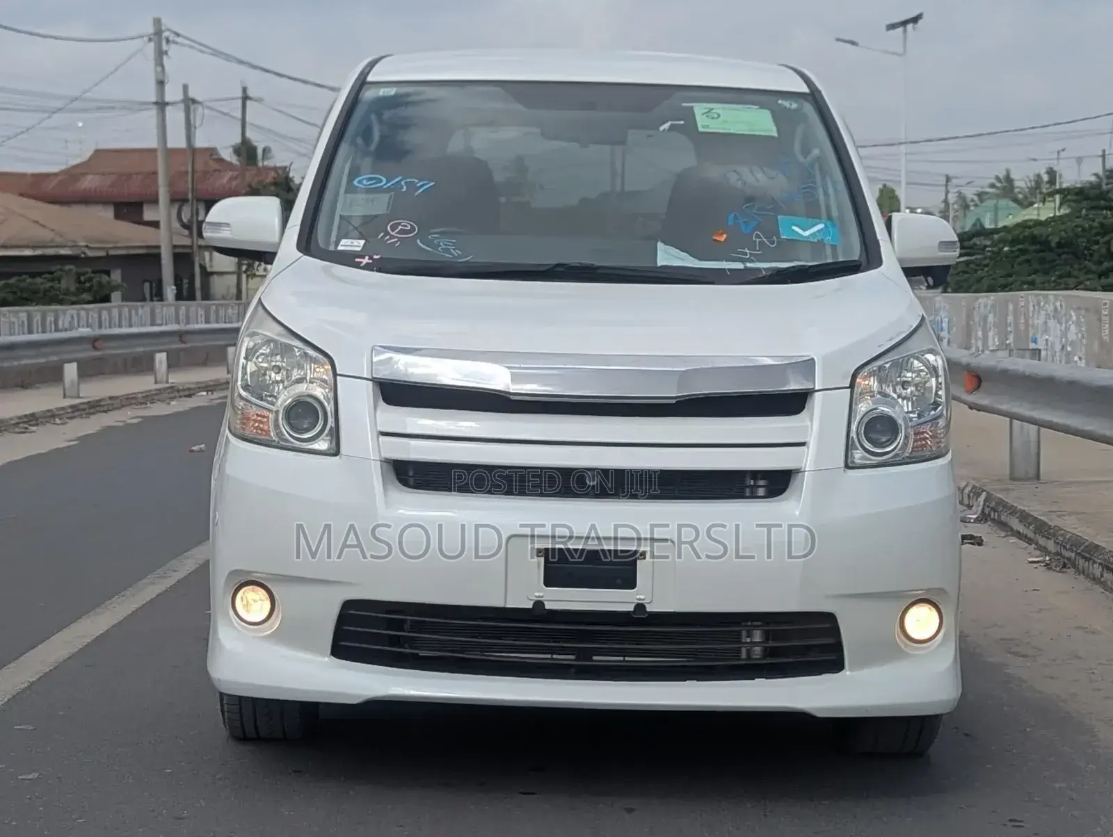 Toyota Noah 2.0 158hp AWD (7 Seater) 2012 White