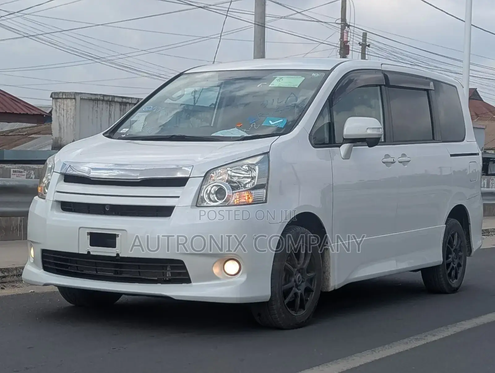 Toyota Noah 2.0 158hp AWD (7 Seater) 2012 White