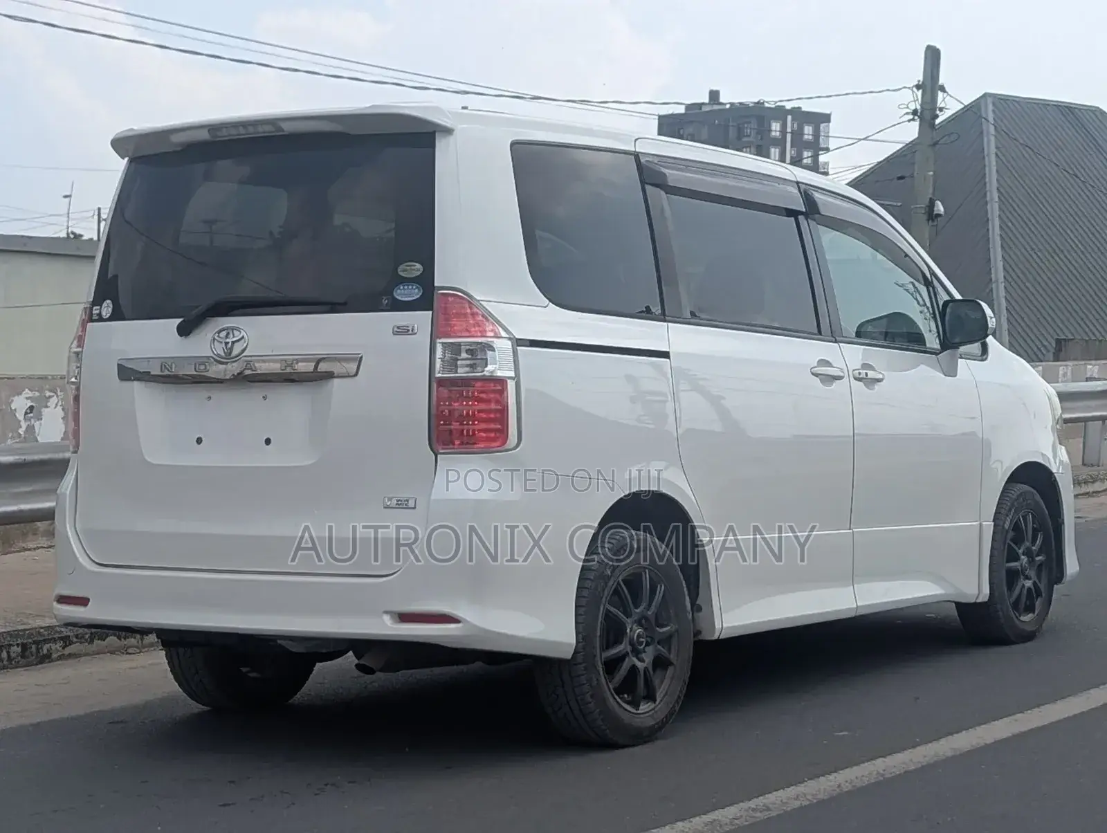 Toyota Noah 2.0 158hp AWD (7 Seater) 2012 White