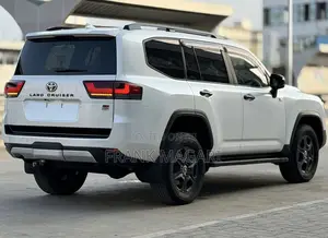 Toyota Land Cruiser LC300 2024 White