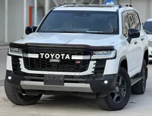 Toyota Land Cruiser LC300 2024 White
