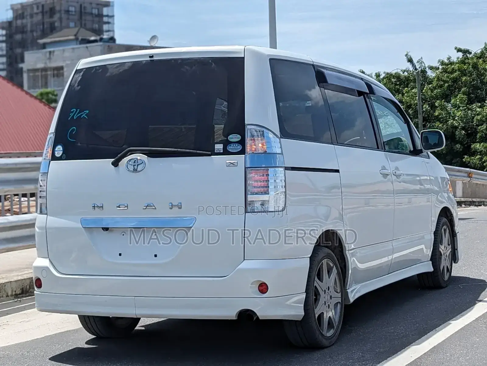Toyota Noah 2.0 AWD (8 Seater) 2006 White