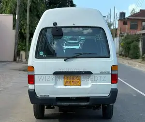 Toyota HiAce 2000 Beige