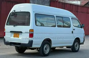 Toyota HiAce 2000 Beige