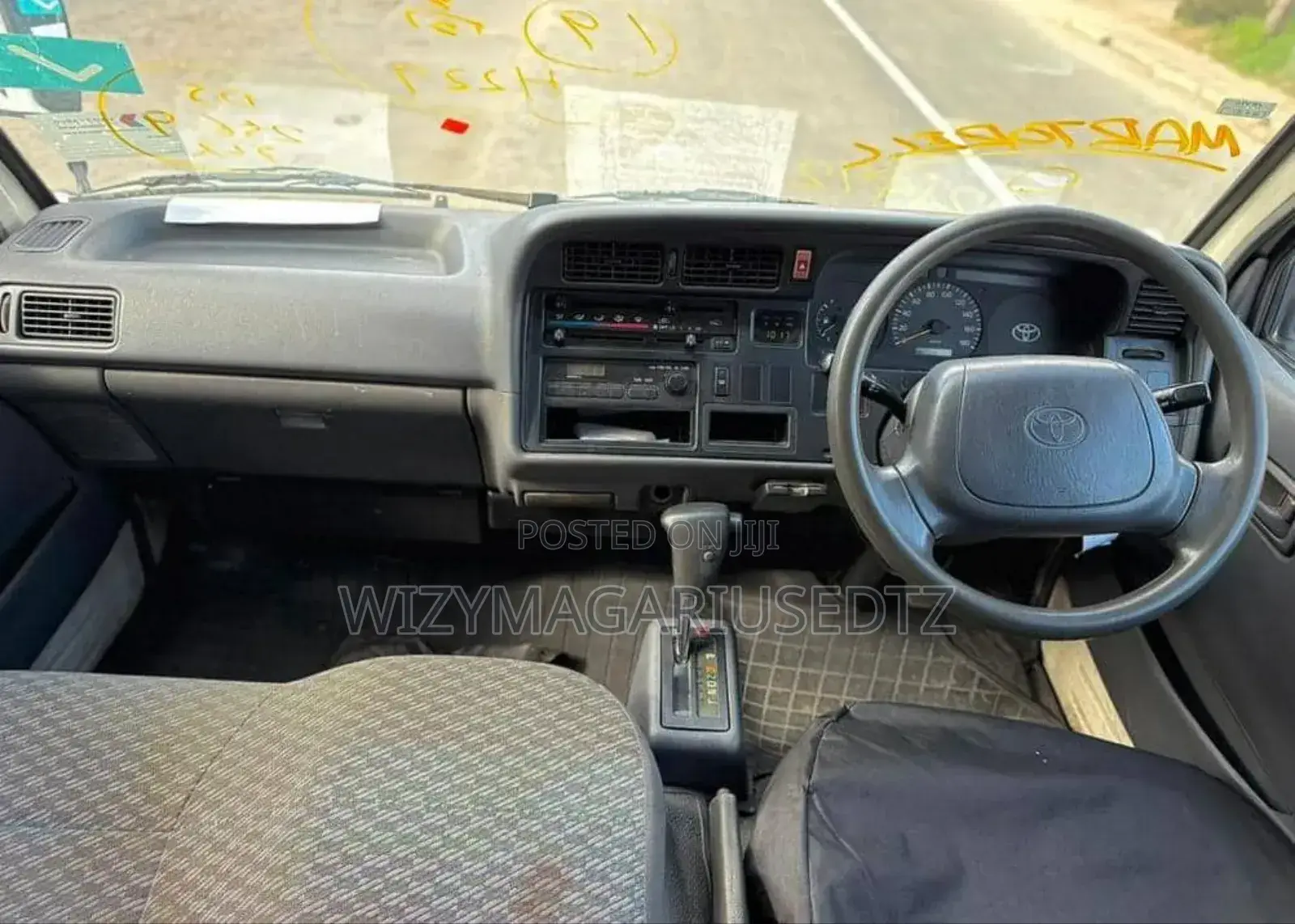 Toyota HiAce 2000 Beige