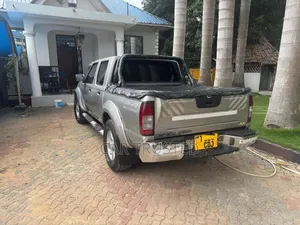 Nissan Hardbody 2011 Silver
