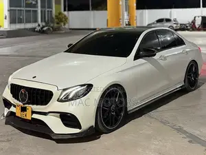 Mercedes-Benz E200 2017 Pearl