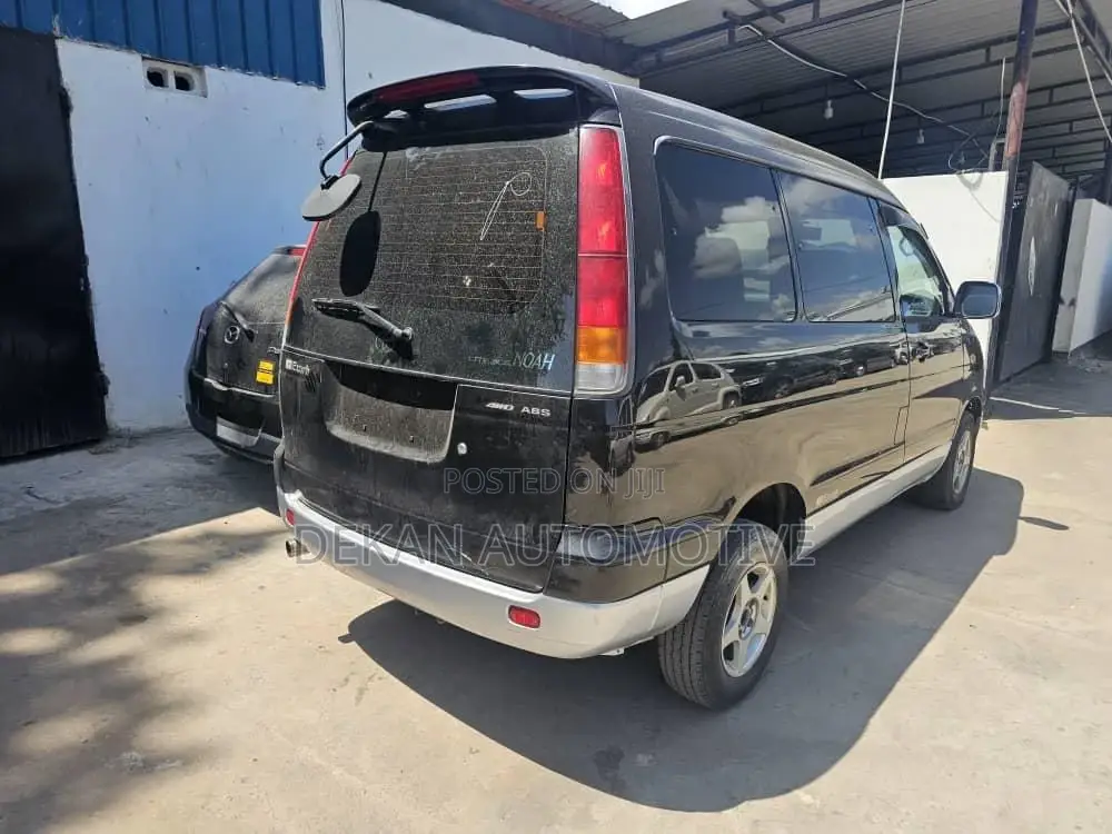 Toyota Noah 2.0 AWD (8 Seater) 2001 Black