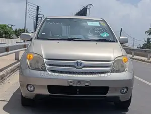 Toyota IST 2004 Gold