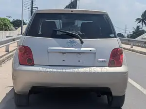 Toyota IST 2004 Gold