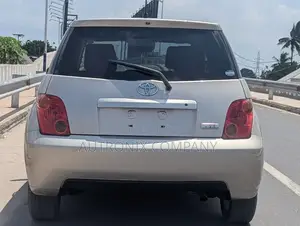 Toyota IST 2004 Gold