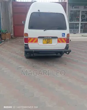 Toyota HiAce 2002 White