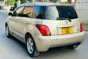 Toyota IST 2005 Gold