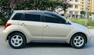 Toyota IST 2005 Gold