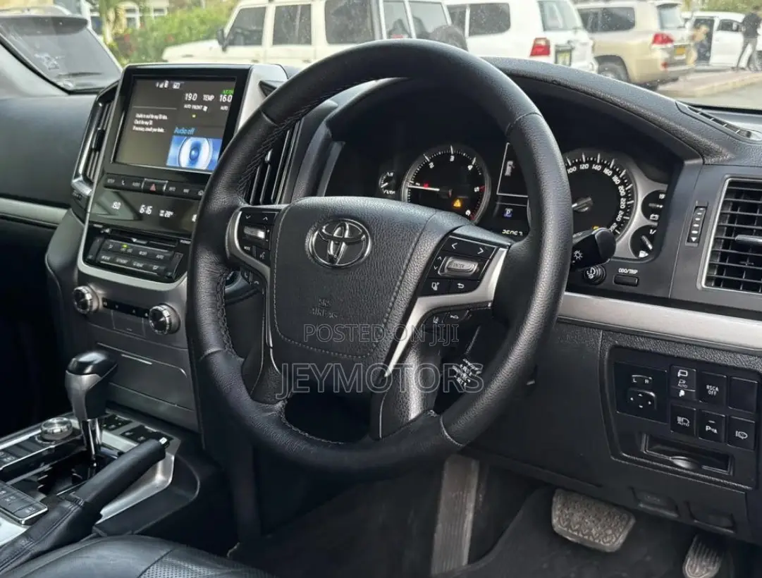 Toyota Land Cruiser 2017 White
