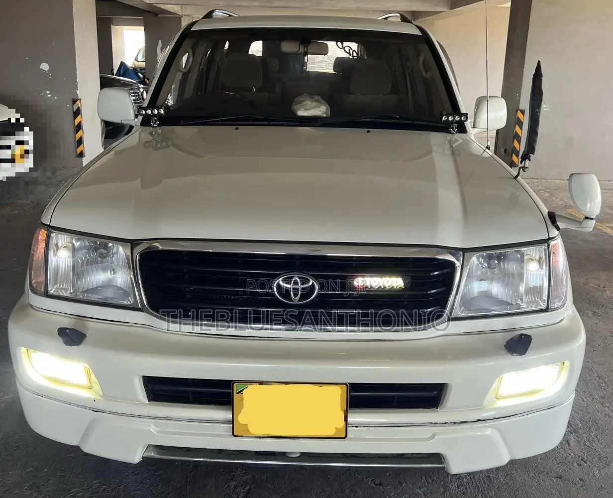 Toyota Land Cruiser 2001 White