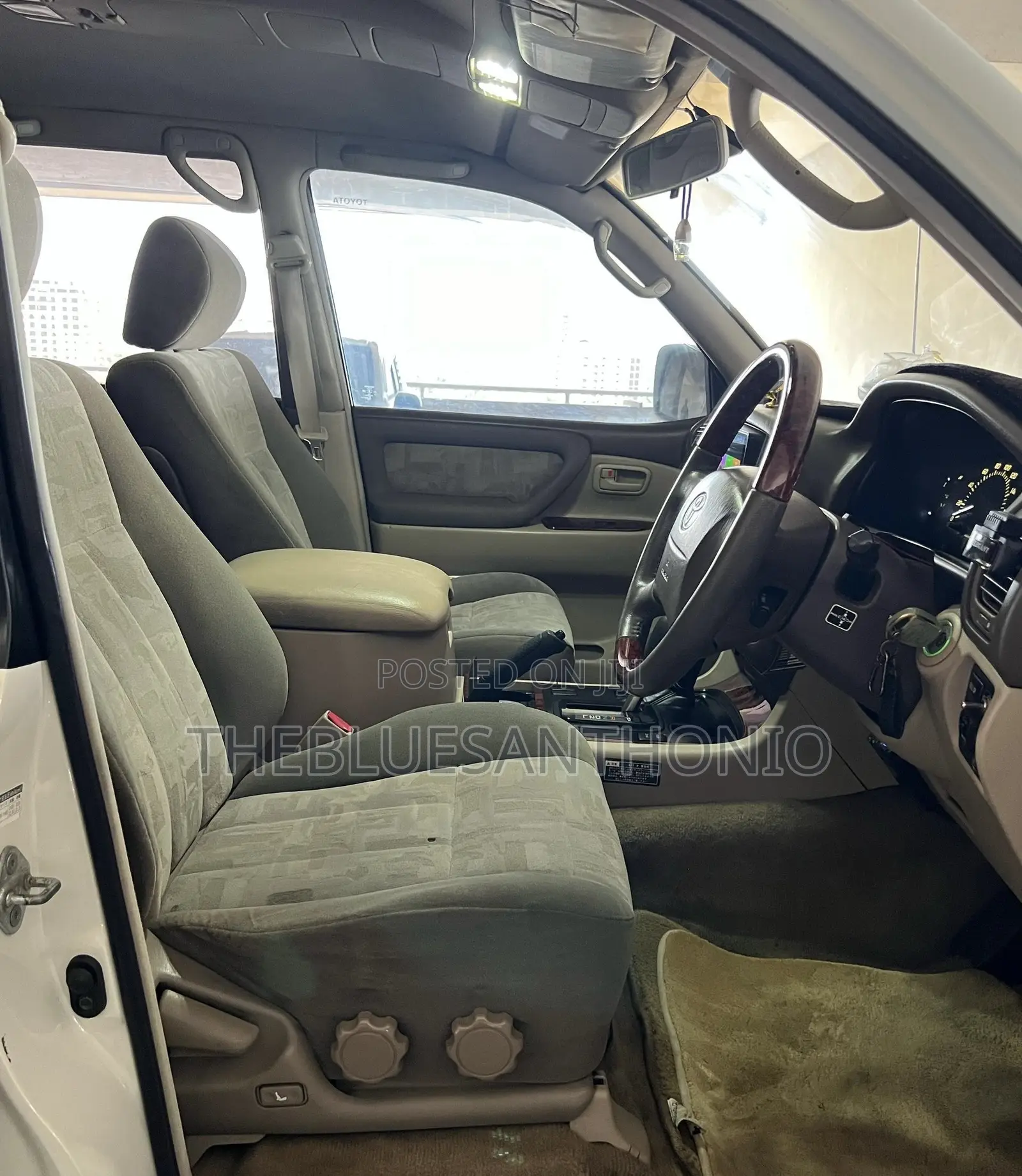 Toyota Land Cruiser 2001 White