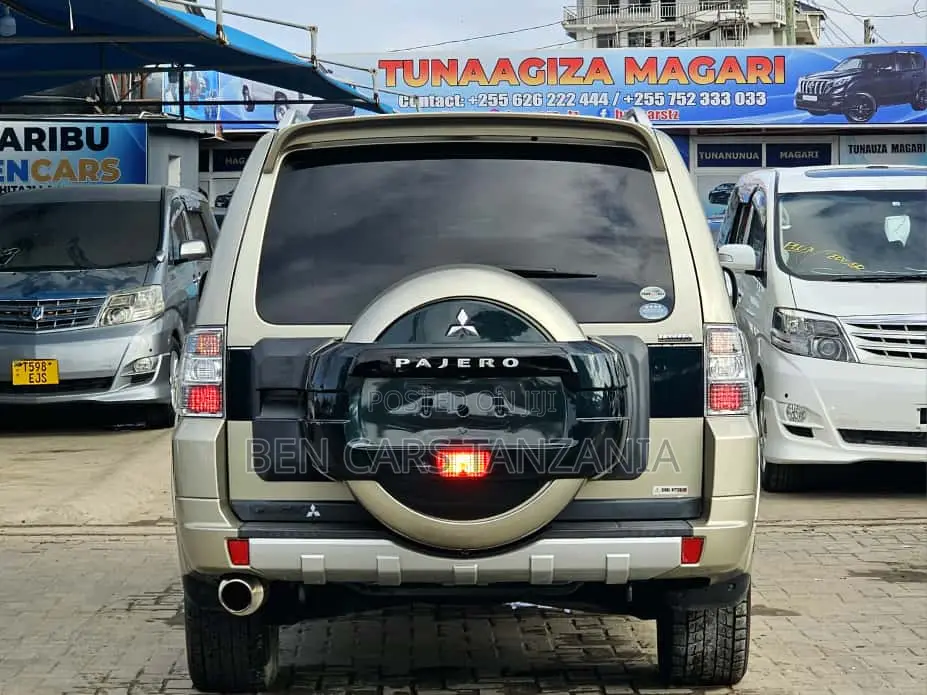 Mitsubishi Pajero 3.0 2009 Beige