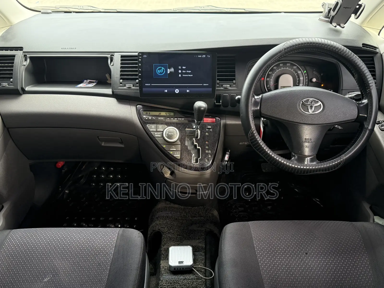 Toyota ISIS 2005 Black