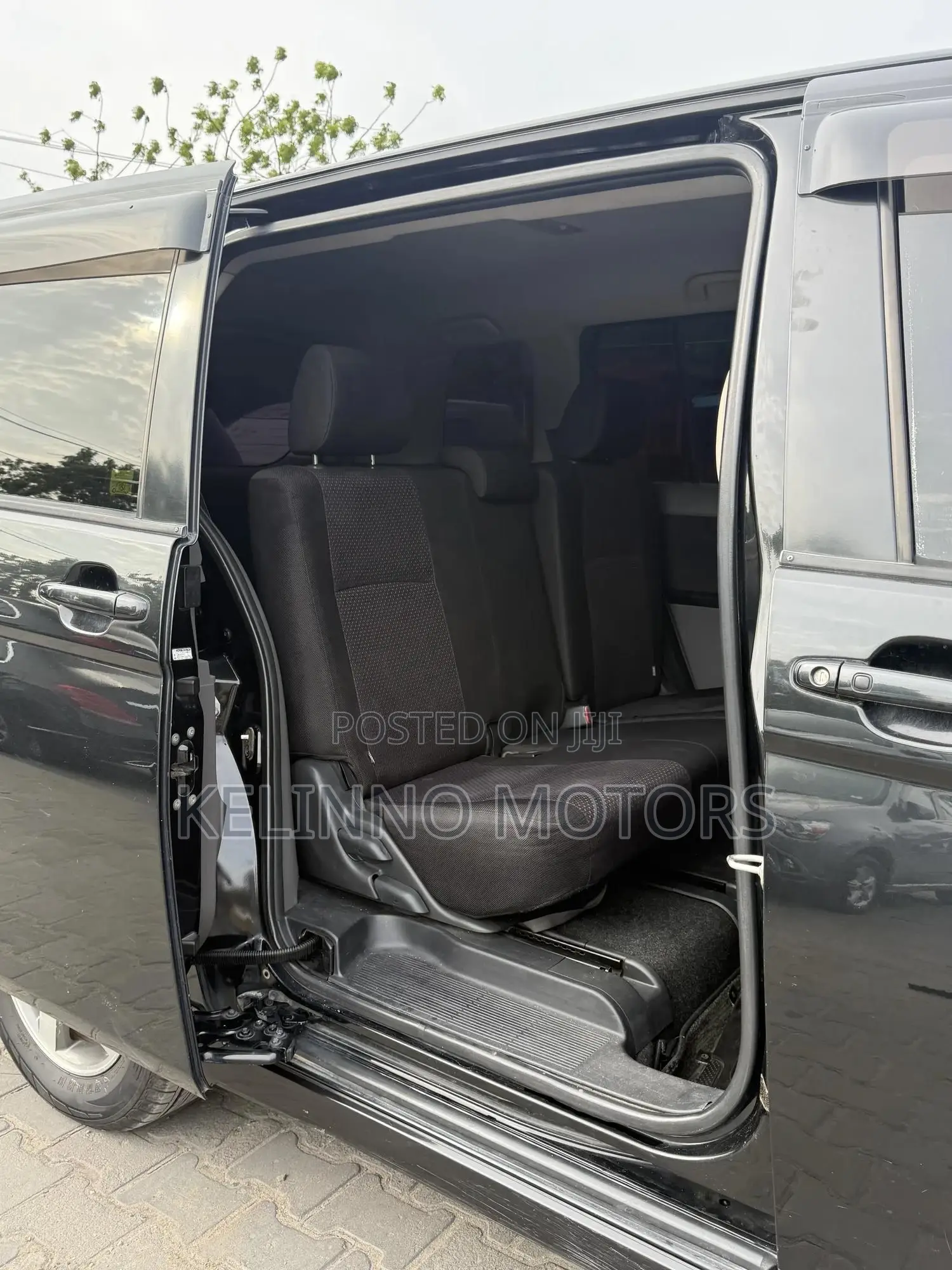 Toyota ISIS 2005 Black