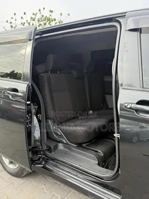 Toyota ISIS 2005 Black