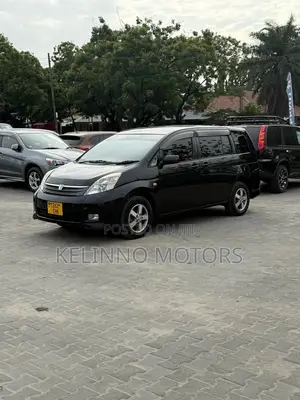 Toyota ISIS 2005 Black