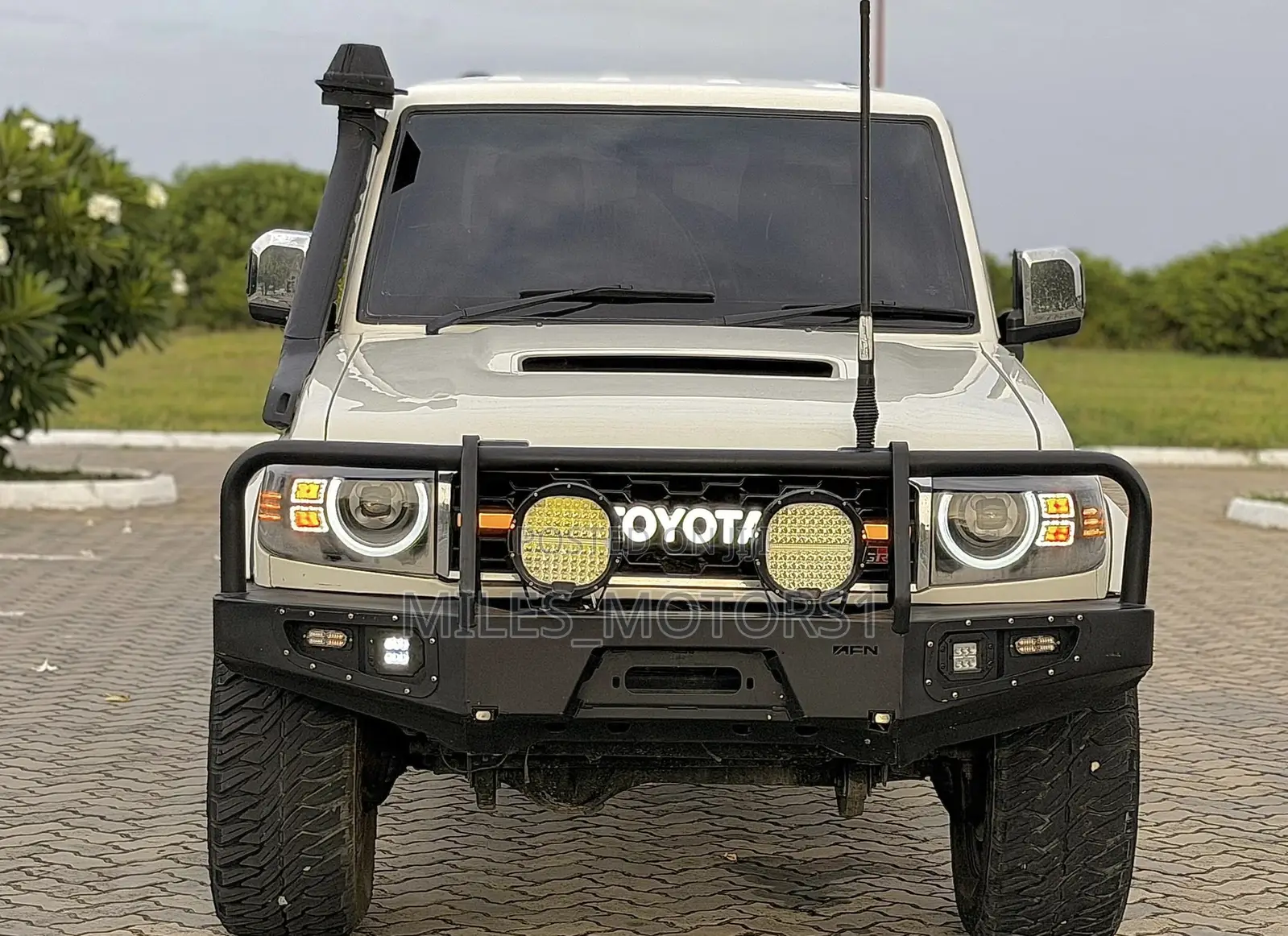 Toyota Land Cruiser 2016 White