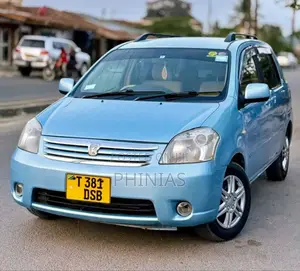 Toyota Raum 2004