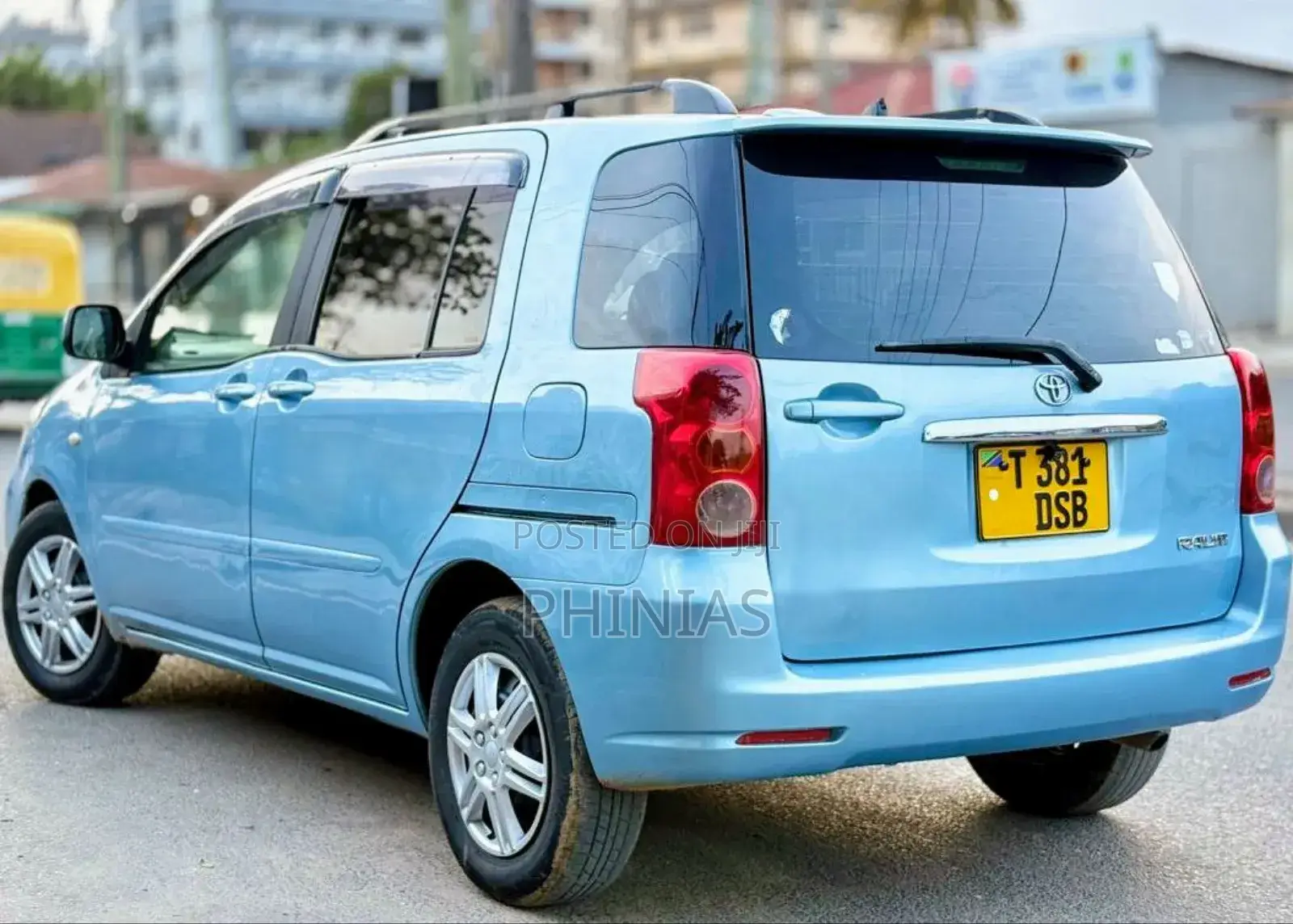 Toyota Raum 2004