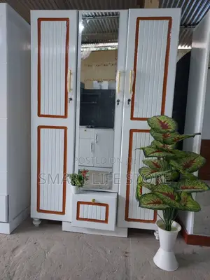 Kabati Milango Mitatu La Nguo
