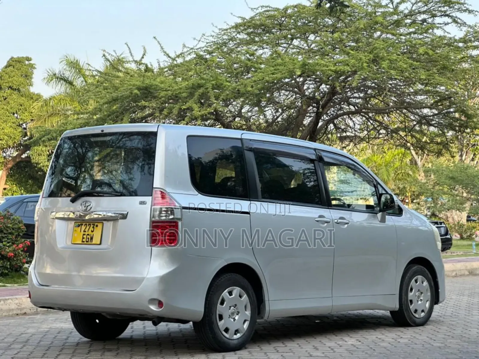 Toyota Noah 2.0 143hp AWD (7 Seater) 2009 Silver