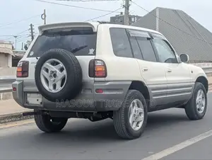 Toyota RAV4 Base 4x4 1996 White