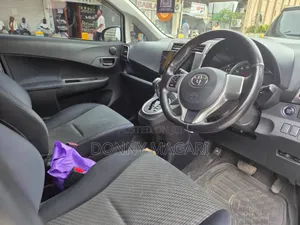 Toyota Ractis 1.3 FWD 2012 Silver