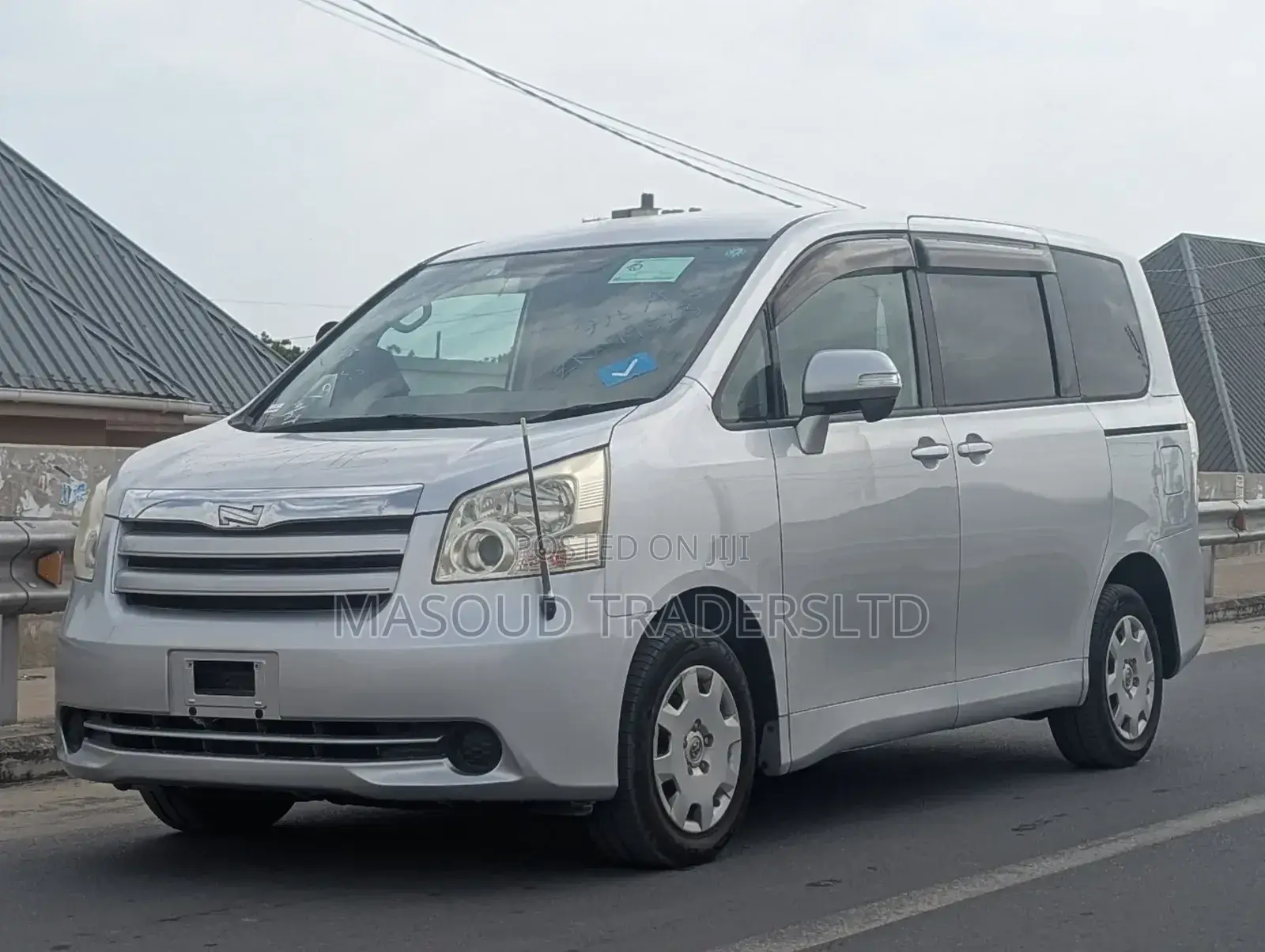 Toyota Noah 2.0 143hp AWD (8 Seater) 2009 Silver
