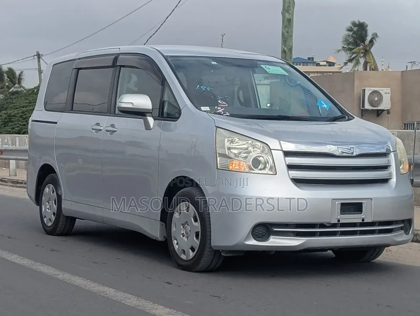 Toyota Noah 2.0 143hp AWD (8 Seater) 2009 Silver