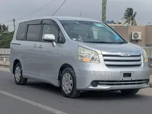 Toyota Noah 2.0 143hp AWD (8 Seater) 2009 Silver