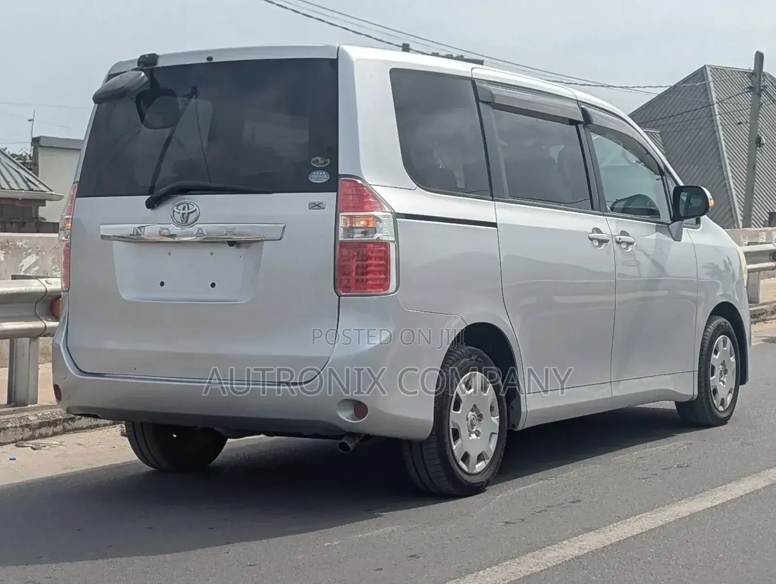 Toyota Noah 2.0 143hp AWD (8 Seater) 2009 Silver