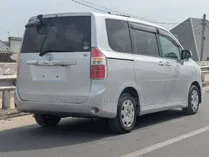 Toyota Noah 2.0 143hp AWD (8 Seater) 2009 Silver